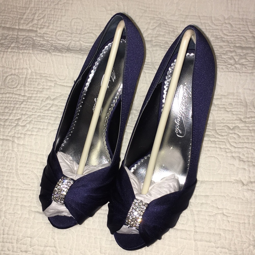 Navy peep toe 👠